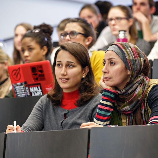 Zwei Studentinnen im Hörsaal