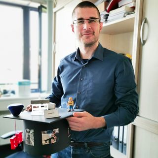 Denis Busch mit dem liebevoll gebastelten Doktorhut. 