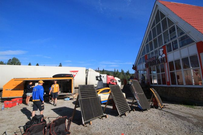 Frühstück und Checkup beim Laden im Sonnenschein nach Gewittern in der Nacht