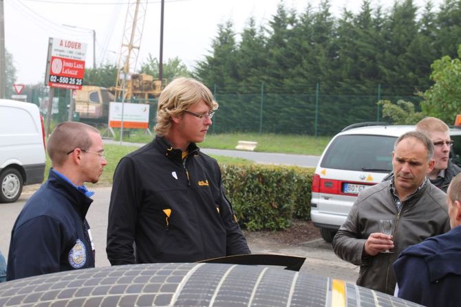 Thierry Wilmes (r.) und Matthias Drossel (m.) erklären die Technik des GT's während eines Medientermins