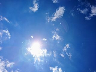Foto Sonne vor blauem Himmel zur Mittagszeit