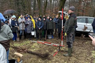 Foto der Baumpflanzaktion mit den Schülern und Schülerinnen