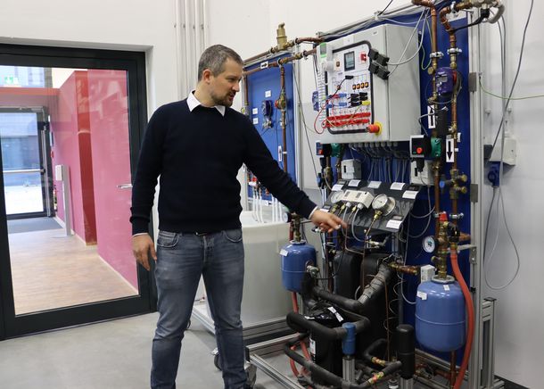 Die Studierenden lernen erneuerbare Energiesysteme wie Wärmepumpen in Gebäudesysteme zu integrieren. An einem Lehrstand zeigt Prof. Dr. Rath, wie die Studierenden lernen erneuerbare Energiesysteme wie Wärmepumpen in Gebäudesysteme zu integrieren.