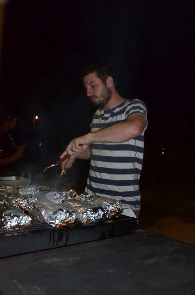 Teamchef Melvin Otte kocht Hühnchen und Kartoffelpüree