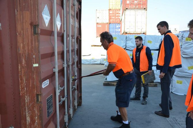 Große Freude: der Container ist abgeladen!