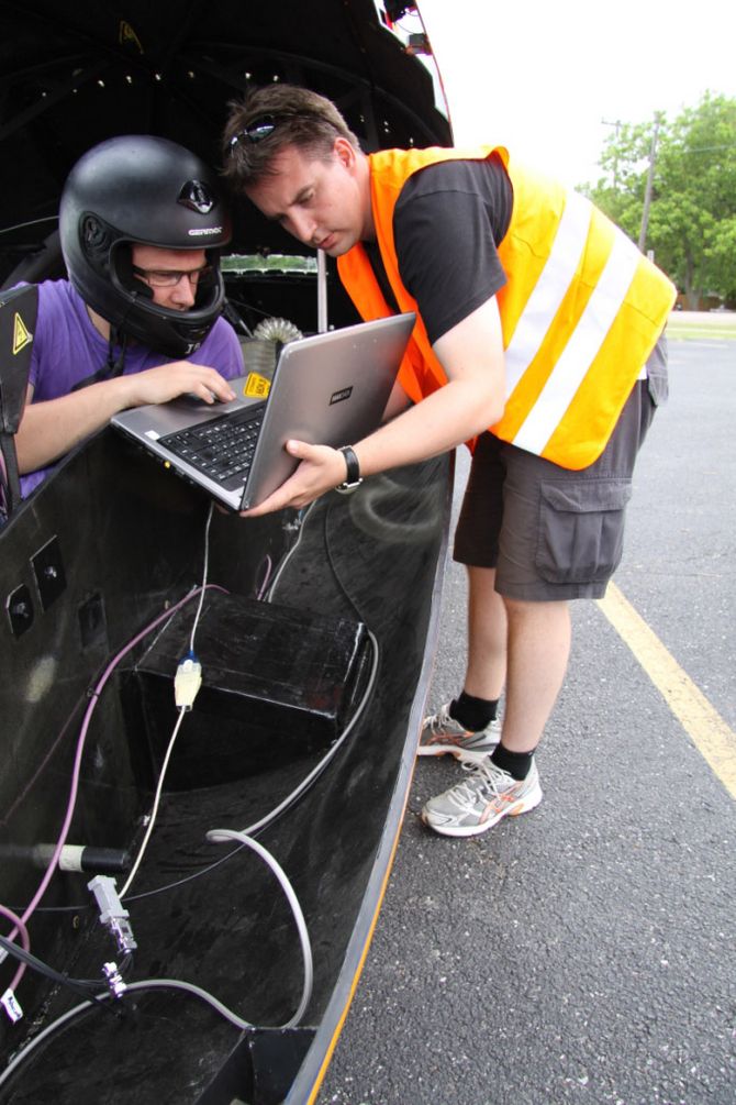 Der Fahrer weiss es am besten. Igor Bashin stellt mithilfe von Markus Struckmeyer den Motorcontroller ein.