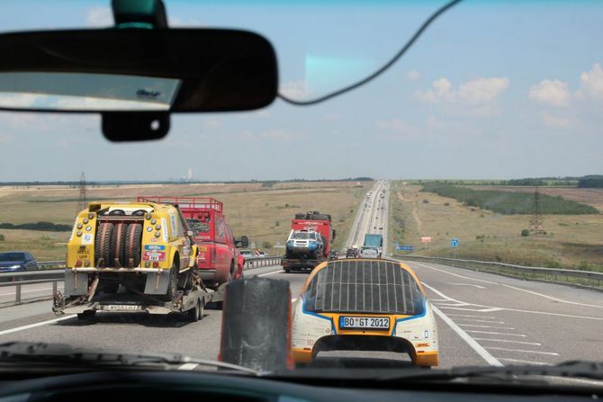 Rallyefahrzeuge überholen den GT. Die Fahrer zeigen dem Team den Daumen!