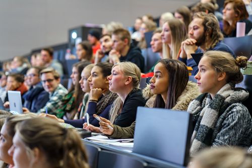 Studierende im Audimax am Gesundheitscampus