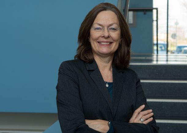 Prof. Dr. Ute Lange, Professorin für Hebammenwissenschaft sowie Studienbereichsleiterin. Ein Portraitbild von Prof. Dr. Ute Lange.