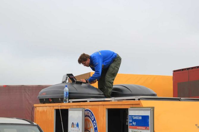 Der Teamchef auf der Suche nach dem Satelliten, um das Tagebuch hochzuladen. Vom Trailer geht das am besten.