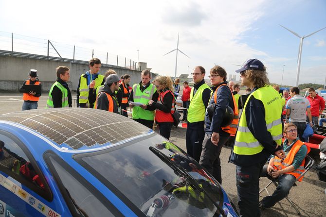 Jennifer Ostermann (Mitte) und Nico Blüggel(links daneben) prüfen die Sicherheit des SunCruisers