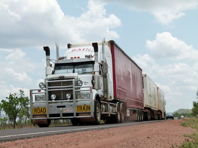 Ständige Begleiter auf der Straße: Roadtrains mit bis zu 50 Meter Länge