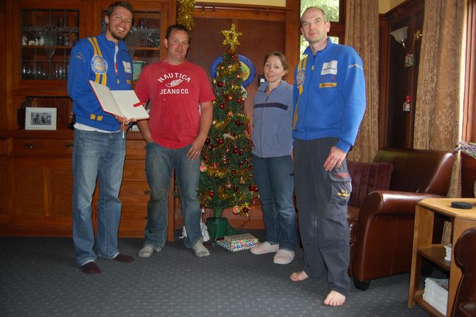 Tim Skerra, Robert und Stacey Young und Oliver Fleischmann (SEW) vor dem üppig dekorierten Weihnachtsbaum