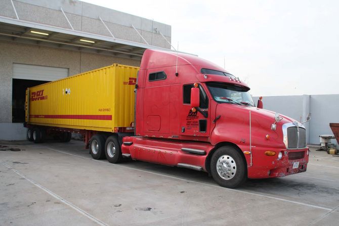 Container an der Rampe: Nur so kann das Zugfahrzeug ausgeladen werden.