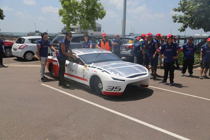 Auf dem Weg zum Scrutineering: Sophie vom EVE-Team, offensichtlich ein Cruiser