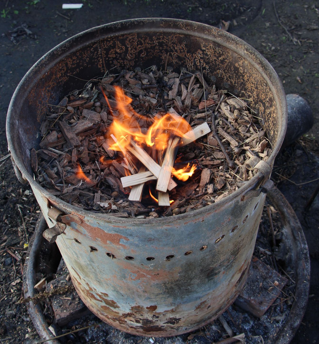 Pyrolyseofen in dem Biomasse pyrolisiert wird