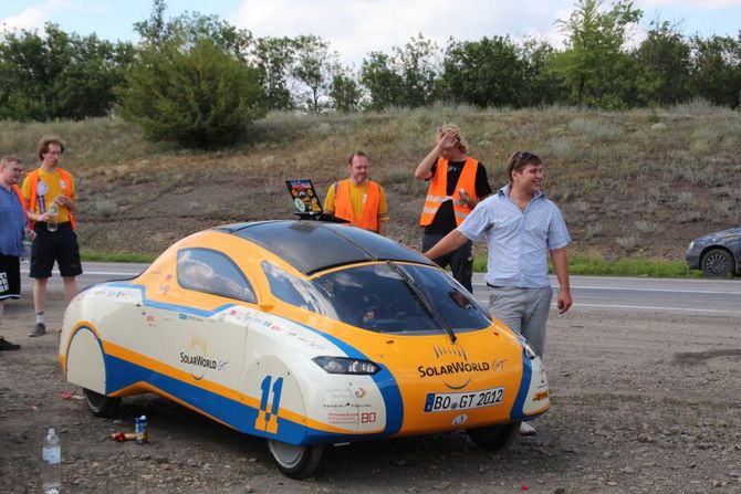 Begeisterte Grenzgänger beim Ladestopp 17 km vor der russischen Grenze