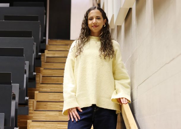 An der Hochschule verbindet Douaa Rabhi ihre Karate-Leidenschaft mit ihrem Interesse an der Informatik und Betriebswirtschaftslehre. Studentin Douaa Rabhi steht in einem Hörsaal.