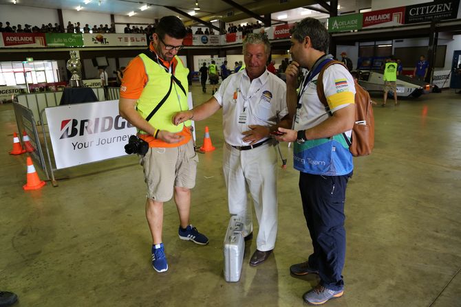 In der Mitte Chris Selwood, der Chef der World Solar Challenge