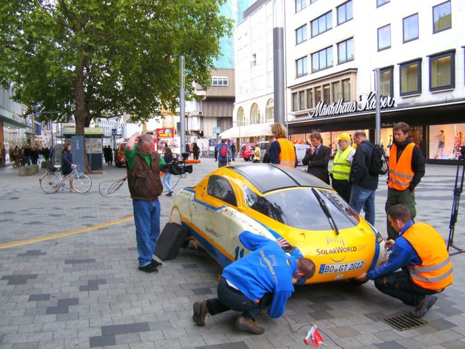 Lokalsender vor Ort. In der Umweltzone der Innenstadt erregt der GT Aufsehen