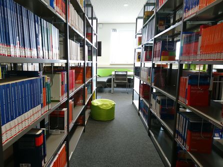 Fachbibliothek CVH: Blick aus den Regalen auf die Arbeitsplätze