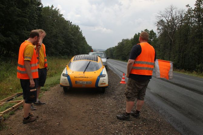 Stopp auf dem Seitenstreifen wegen Regen. Die Straße ist eine Rutschbahn