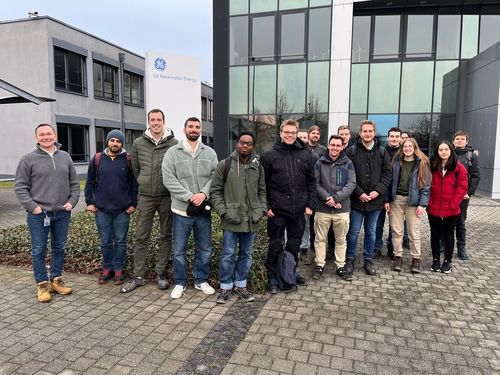 Gruppenfoto vor der Firmenzentrale in Salzbergen