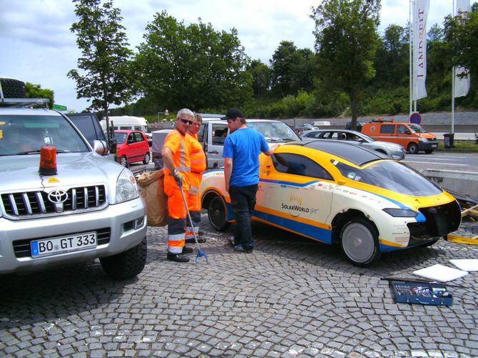 Autobahnmitarbeiter lassen sich den GT erklären