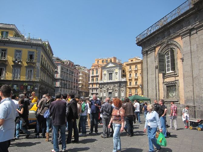 Dichtes Gedrengel auf der Piazza del... in Neapel