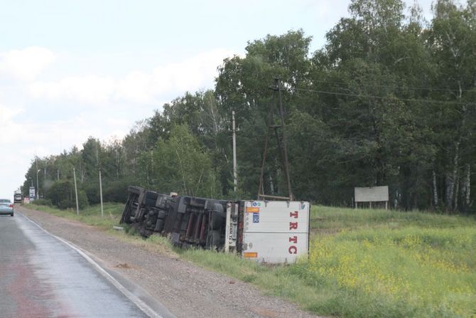 Umgekippter LKW im Straßengraben. Kein seltenes Bild auf den russischen Fernstraßen