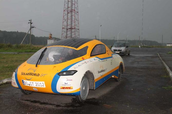 Der Regen setzt ein und wäscht den Dreck vom GT