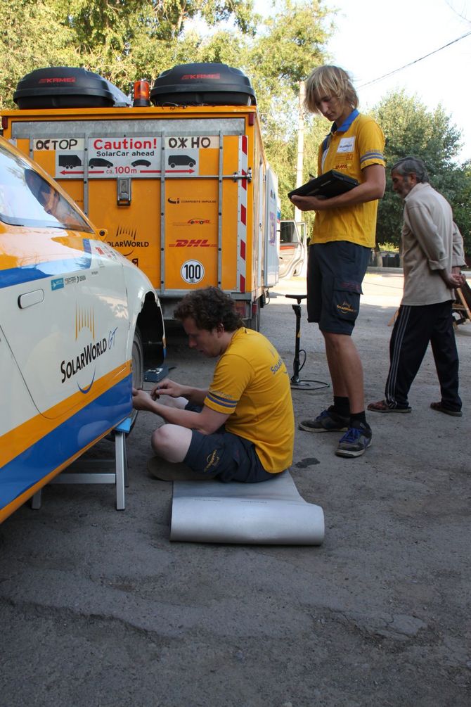 Arne Austing und Yago Elbrecht beim Checkup der Mechanik