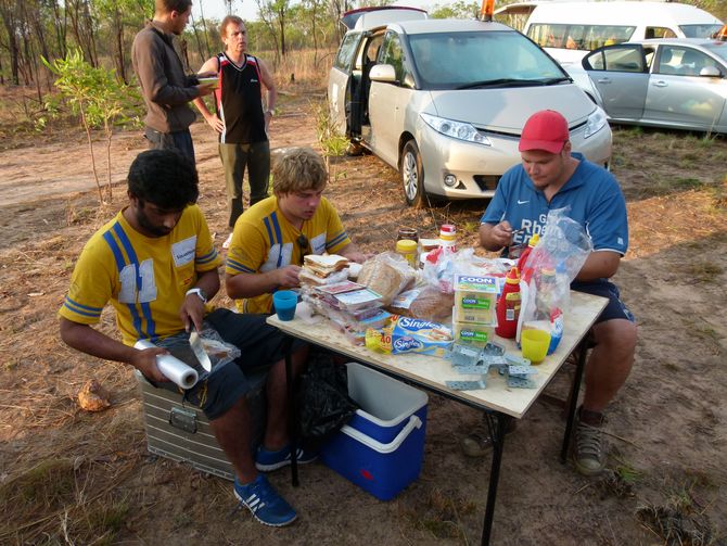 Rajiv Kunaratnasamy, Jan Hintz und Matthias Heister machen die Lunchpakete