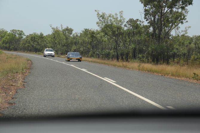 Die Konkurrenz im Gegenverkehr: Sunswift aus Australien