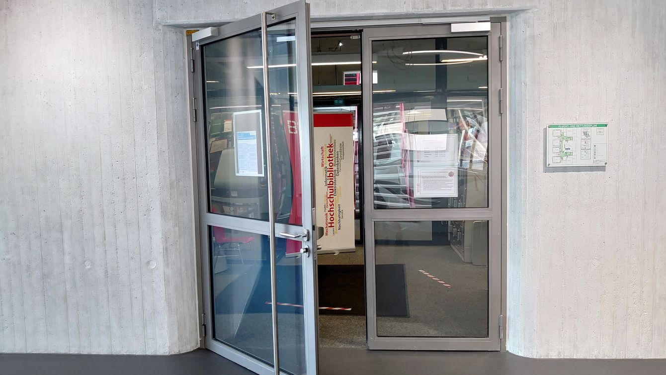 Bibliothek Technik: geöffnete Eingangstür