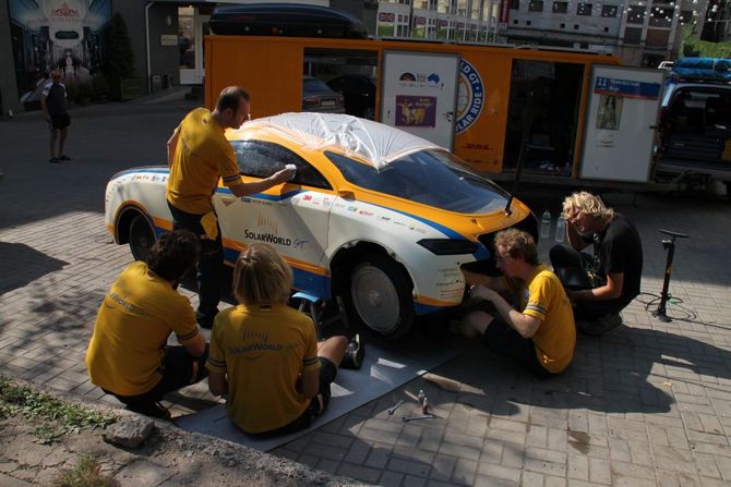 Das Technikteam beim morgendlichen Fahrzeugcheck