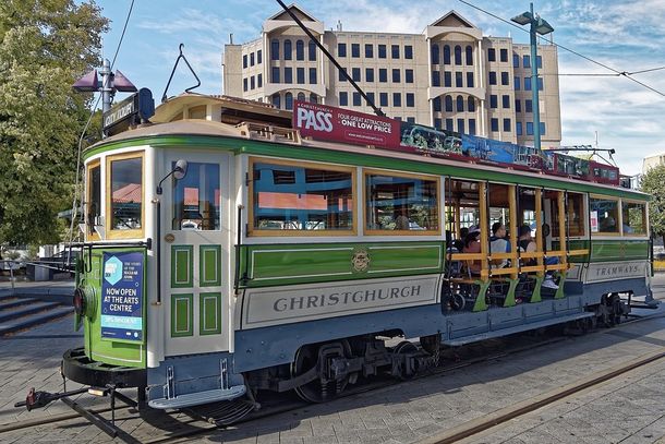 Straßenbahn mit Schriftzug Christchurch, Häuser im Hintergrund