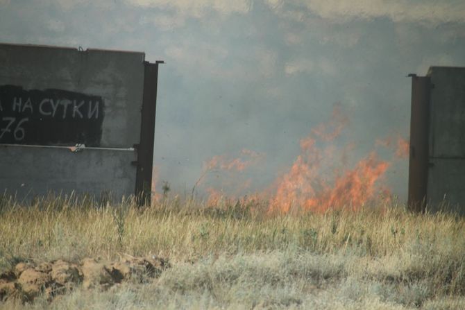 Flammen hinter der schützenden Mauer