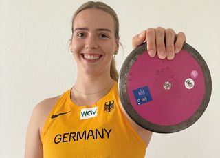 Studentin Frieda Echterhoff hält einen Diskus.