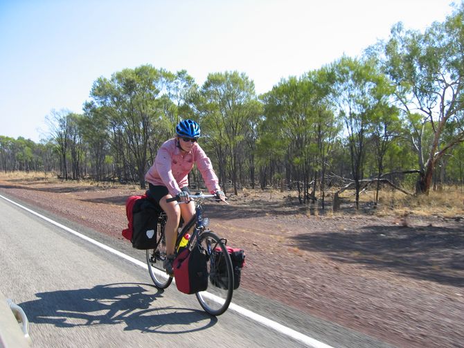 Noch härter als Solarrennwagen fahren: Eine Fahrradfahrerin auf dem Stuart Highway