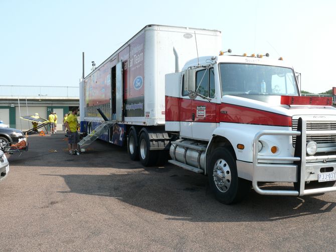 Eines der Begleitfahrzeuge des Michiganteams, der Werkstatttruck