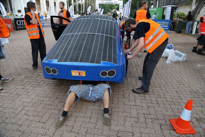 Letzte Arbeiten vor der großen Reise: Fahrer Marcel Ahlgrimm noch unter dem Sonnenwagen