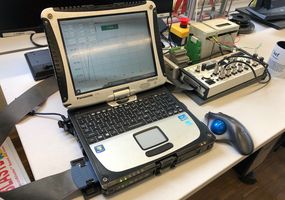 portables Roughbook und NI-DAQ Device