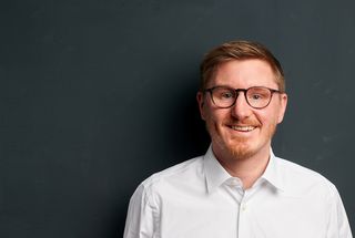 Brill steht nicht mittig, nicht neben sich