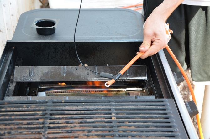 Australische Problemlösung: Der Schrumpfschlauch für die Motorleitungen wird über dem Barbeque 'geschrumpft'