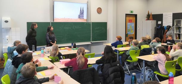 Unterrichtsstunde an einem Gymnasium. Vorbereitet von Studierenden für die Kinder