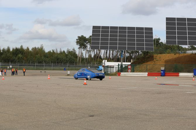 So groß kann ein Solargenerator auch sein, hier in der nachführbaren Variante