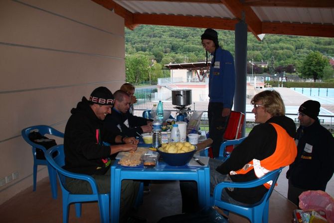 Kochen im Akkord. Das Team beim Panieren der Schnitzel mit sichtlich viel Spaß