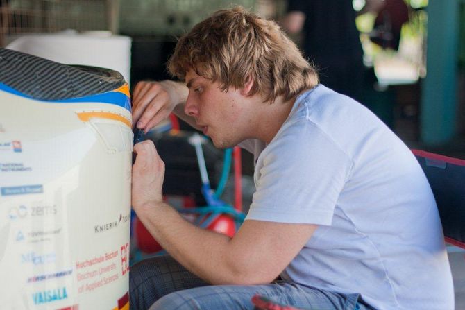 Die Optik muss stimmen: Jan Bastian Hintz arbeitet an der Plastikstreuscheibe des Rücklichts