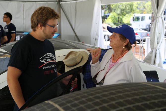 Robert Siebrecht erklärt einer interessierten Australierin das SolarCar